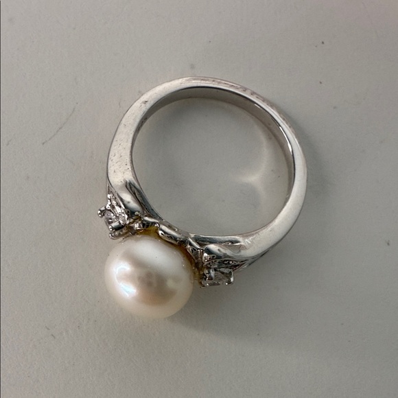 Avon Sterling Silver Pearl Ring - with original box (2011) size 6 - Picture 2 of 3